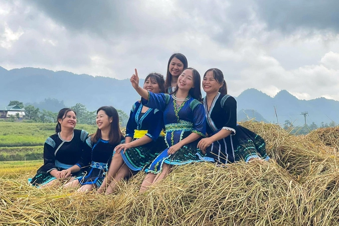 Những ụ rơm to là cảm hứng để các thiếu nữ Mông vùng cao Lai Châu ghi lại khoảnh khắc thanh xuân.