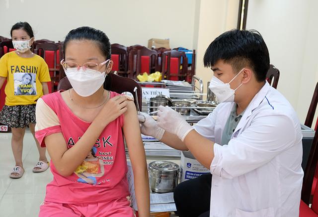 Sáng 12/12: Việt Nam tiêm gần 265 triệu liều vaccine COVID-19, vẫn còn nhiều tỉnh, thành tiêm thấp - Ảnh 1.