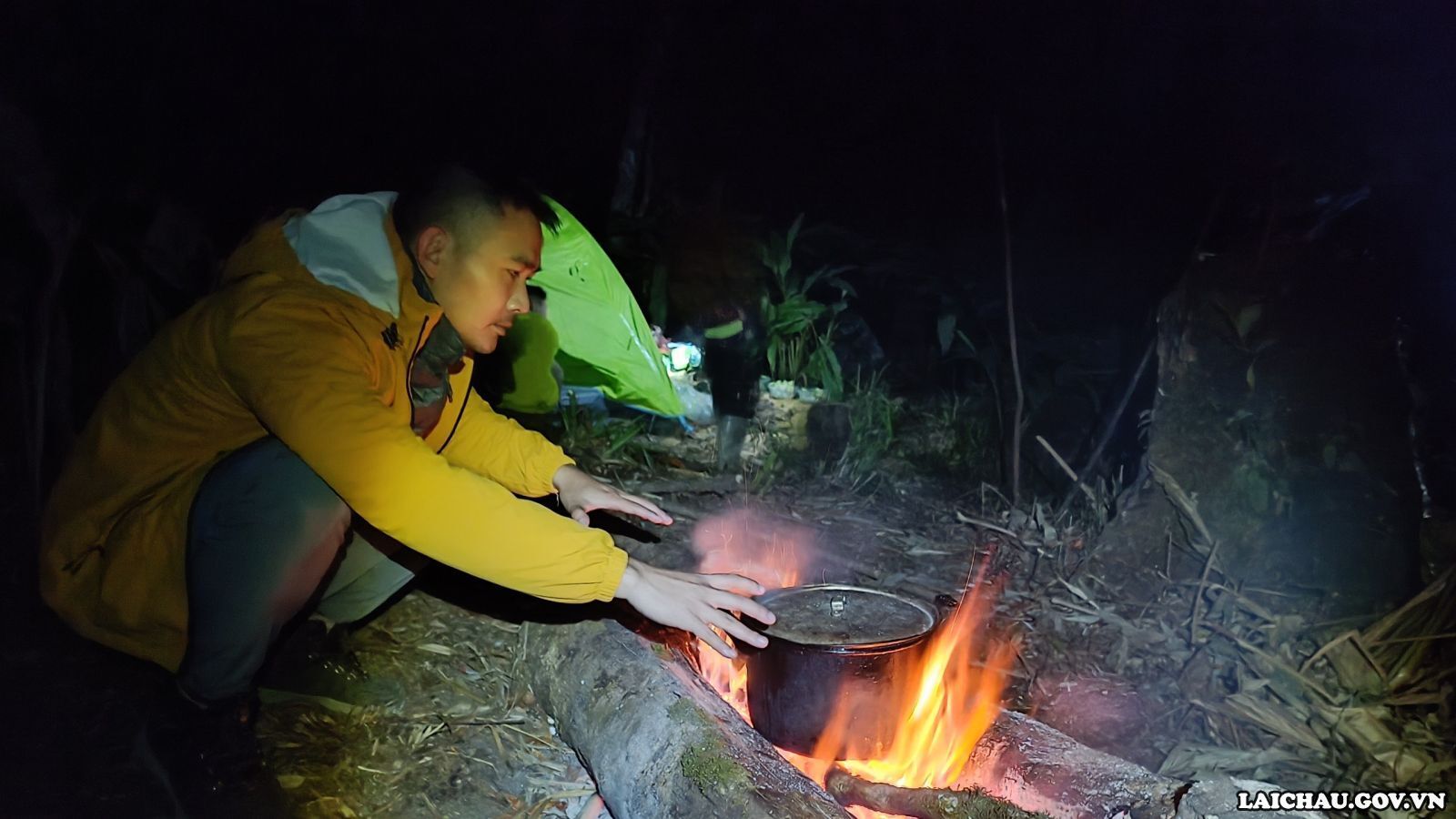 Cùng dựng lán và nấu bữa tối dưới rừng già, bên ánh lửa bập bùng.