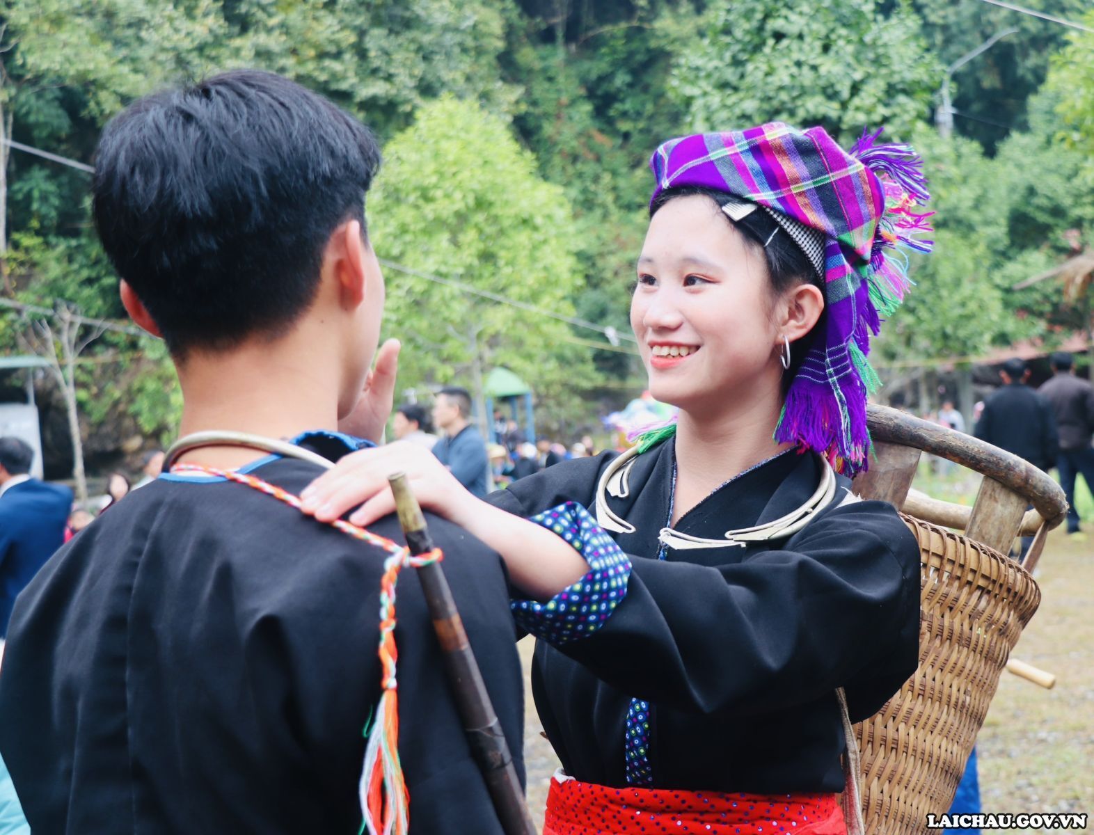 Trang phục phụ nữ Mông Đen sử dụng gam màu đen là chủ đạo nhưng vẫn kết hợp với hình hoa văn, hoạ tiết ở hai ống tay và phối với “lăng” là chiếc thắt lưng, khăn đội đầu màu sặc sỡ khiến bộ trang phục vẫn rất nổi bật.