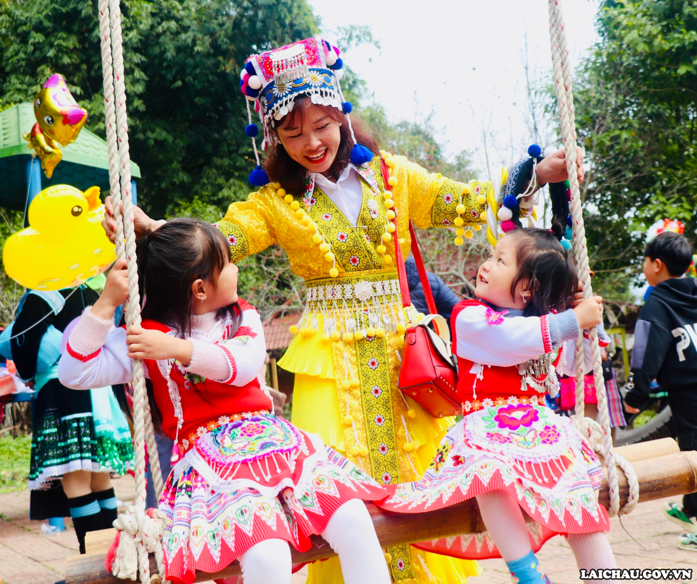 Ngày nay, trang phục dân tộc Mông còn được cách tân với các gam màu sặc sỡ. Theo chia sẻ của bà mẹ trẻ, bộ trang phục của 2 bé gái là bộ cách tân cô Tấm của dân tộc Mông.