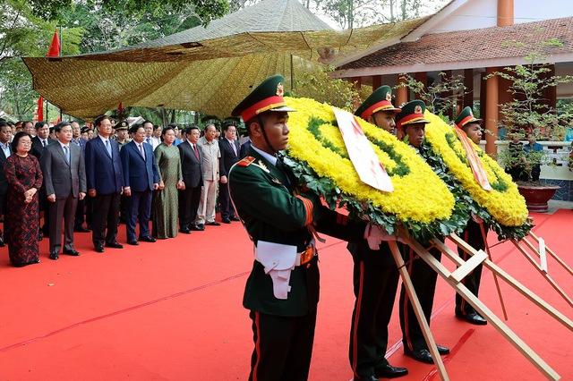 Thủ tướng Phạm Minh Chính dâng hương tưởng niệm đồng chí Huỳnh Tấn Phát - Ảnh 1. Thủ tướng Phạm Minh Chính dâng hương tưởng niệm đồng chí Huỳnh Tấn Phát - Ảnh 1.