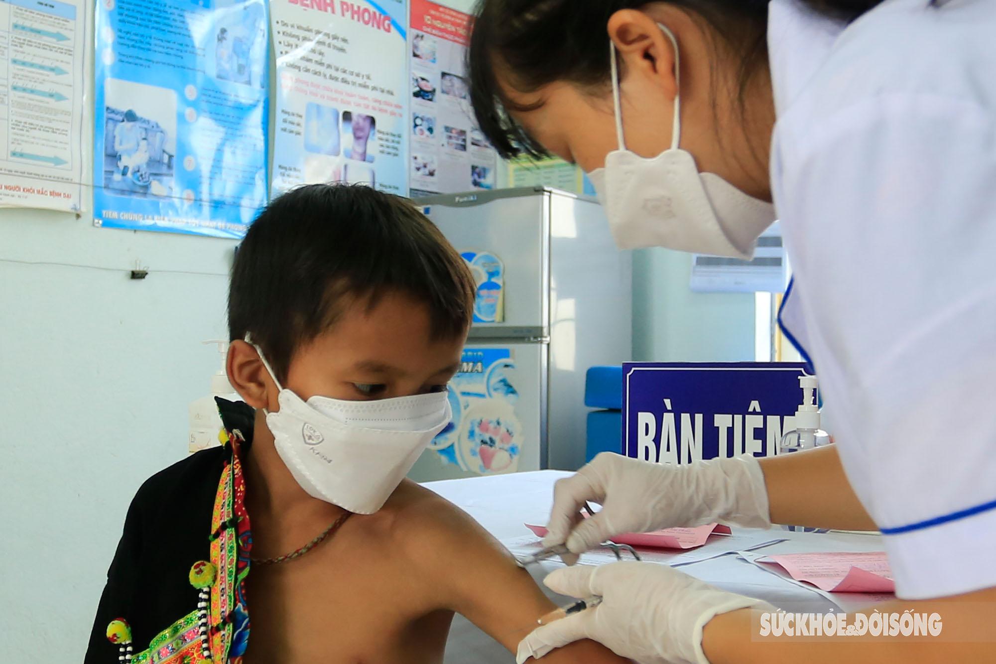 Việt Nam tiêm hơn 266,4 triệu liều vaccine COVID-19; đã 66 ngày không có F0 tử vong - Ảnh 1.