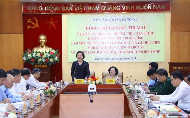 Thường trực Ban Bí thư Trương Thị Mai làm việc với Bộ Nội vụ về tổng kết "Chiến lược bảo vệ Tổ quốc trong tình hình mới" - Ảnh 1.