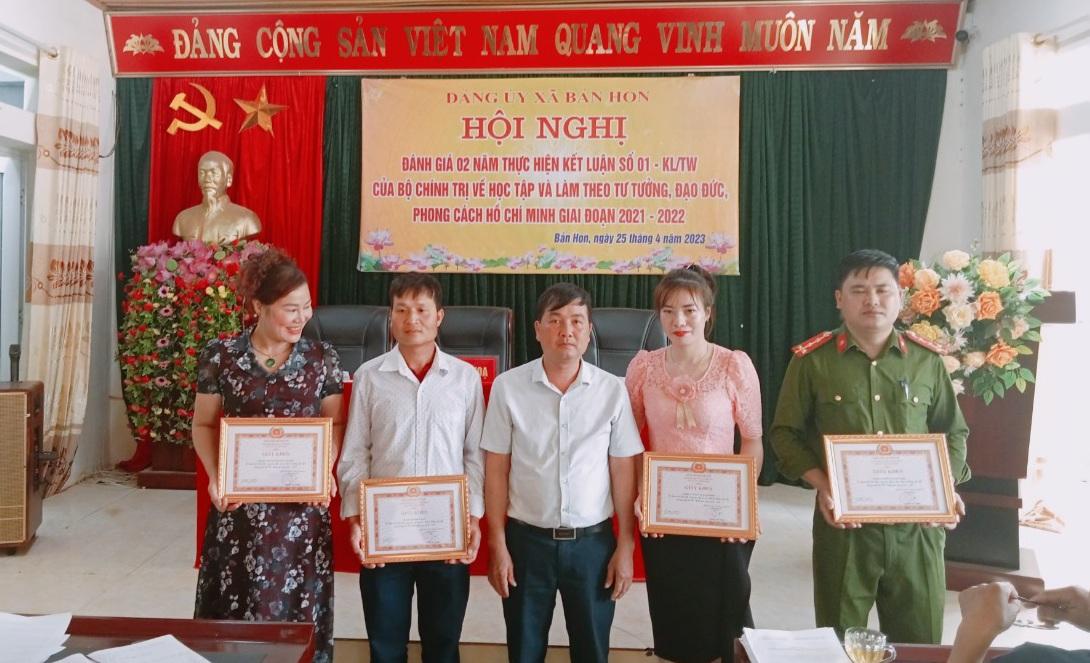 Đồng chí Nguyễn Văn Thuận - Bí thư Đảng ủy xã trao tặng Giấy khen cho các tập thể tiên tiến trong 2 năm thực hiện Kết luận số 01-KL/TW