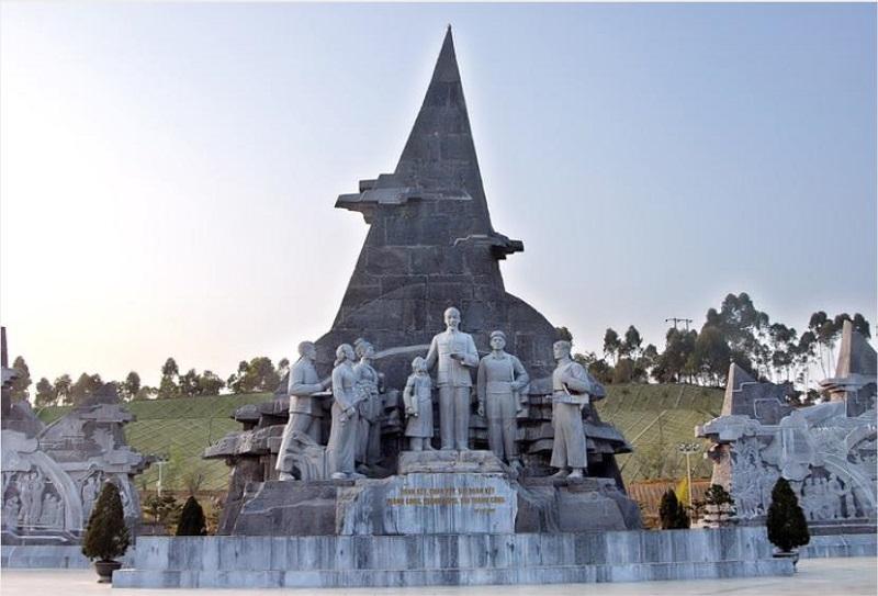 Tượng đài Bác Hồ với đồng bào các dân tộc tỉnh Lai Châu