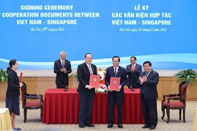 Việt Nam và Singapore ký kết 7 văn kiện hợp tác quan trọng - Ảnh 3. Việt Nam và Singapore ký kết 7 văn kiện hợp tác quan trọng - Ảnh 3.