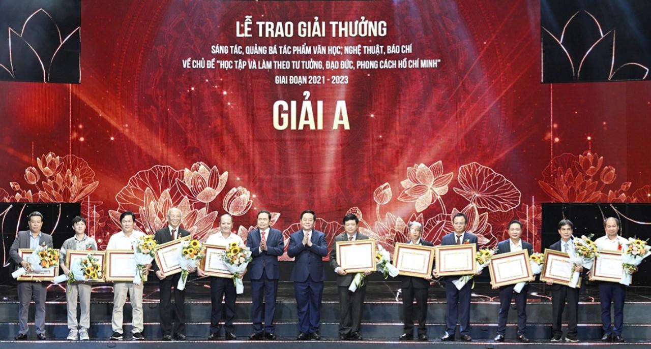 Ban Tổ chức trao giải A cho các tác giả, nhóm tác đạt giải, trong đó có tác giả Lê Minh Cừ và nhóm tác giả Khánh Kiên - Hà Dũng (của tỉnh Lai Châu)