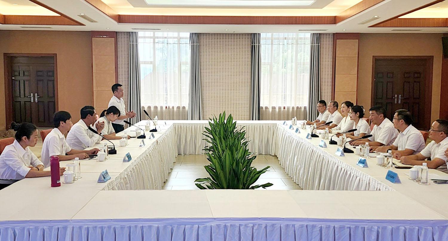 Đoàn công tác Sở Văn hóa và Thể thao tỉnh Lào Cai (Việt Nam) và Cục Giáo dục, Thể thao châu Hồng Hà, Trung Quốc) hội đàm thống nhất kế hoạch tổ chức giải. A1.jpg