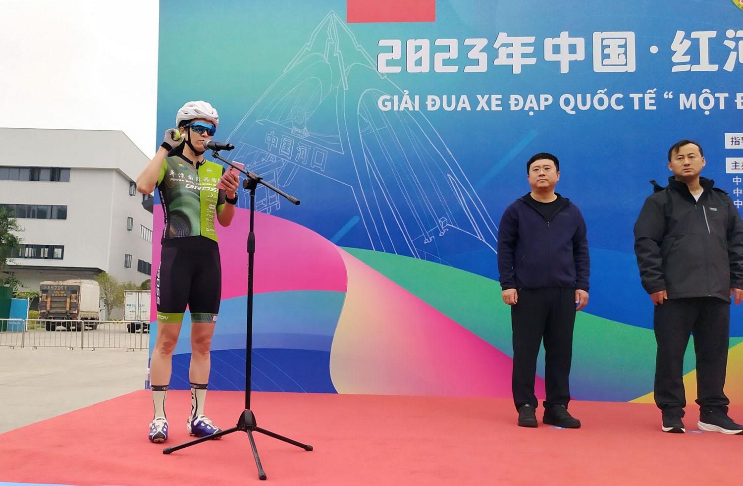Đại diện các vận động viên thi đấu tuyên thệ. 2.jpg