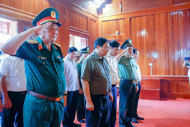 Thủ tướng Phạm Minh Chính dâng hương Đại tướng Võ Nguyên Giáp và tri ân những người làm nên Chiến thắng Điện Biên Phủ- Ảnh 2.