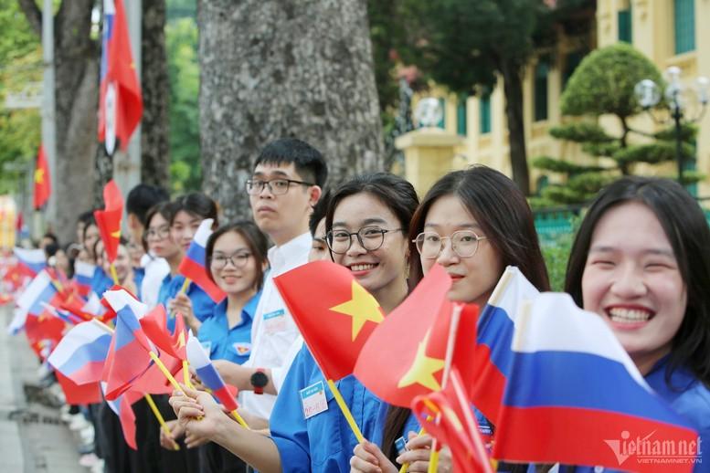 Lễ đón chính thức Tổng thống LB Nga Vladimir Putin thăm cấp Nhà nước tới Việt Nam- Ảnh 5. Lễ đón chính thức Tổng thống LB Nga Vladimir Putin thăm cấp Nhà nước tới Việt Nam- Ảnh 5.