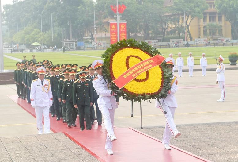 Lãnh đạo Đảng, Nhà nước viếng Chủ tịch Hồ Chí Minh và các Anh hùng liệt sĩ- Ảnh 2.