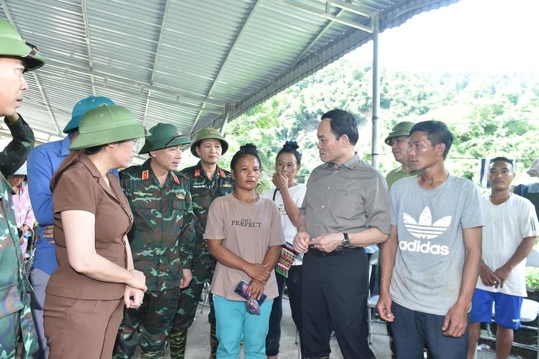 Phó Thủ tướng Trần Lưu Quang thăm hỏi các gia đình bị thiệt hại bởi mưa lũ tại Điện Biên- Ảnh 8.