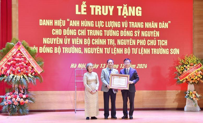 Truy tặng danh hiệu Anh hùng Lực lượng vũ trang nhân dân cho Trung tướng Đồng Sỹ Nguyên- Ảnh 2.