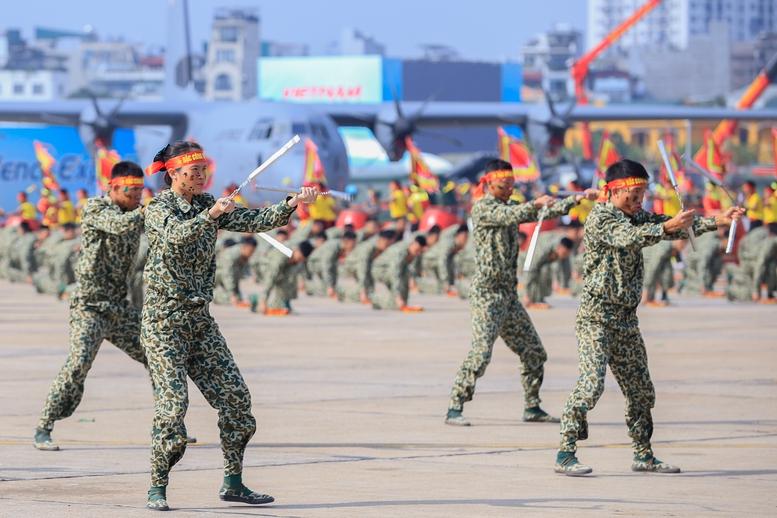 Thủ tướng: Triển lãm Quốc phòng quốc tế Việt Nam có ý nghĩa đặc biệt- Ảnh 6.