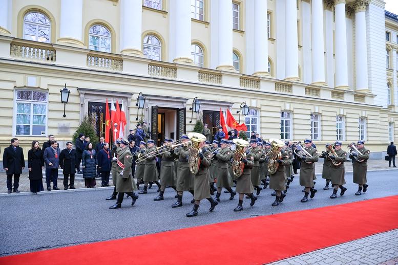 Thủ tướng Donald Tusk chủ trì lễ đón Thủ tướng Phạm Minh Chính thăm chính thức Ba Lan- Ảnh 7.