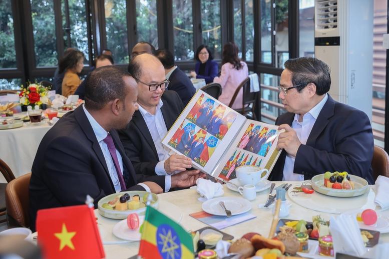 Thủ tướng Phạm Minh Chính cùng Thủ tướng Ethiopia tham quan chùa Trấn Quốc- Ảnh 2.