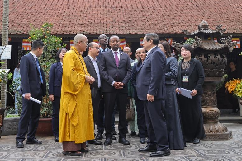 Thủ tướng Phạm Minh Chính cùng Thủ tướng Ethiopia tham quan chùa Trấn Quốc- Ảnh 5.