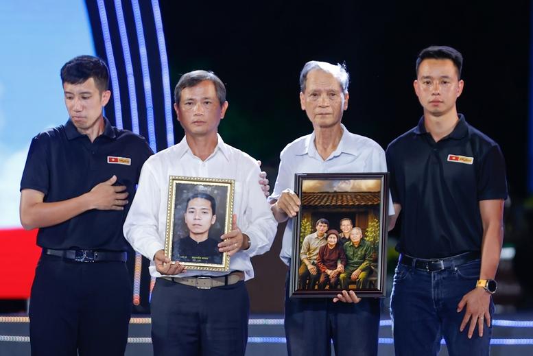 Thủ tướng: Kỷ niệm 50 năm ngày giải phóng Côn Đảo, quyết tâm lập những kỳ tích mới, hào hùng và oanh liệt hơn- Ảnh 8. Thủ tướng: Kỷ niệm 50 năm ngày giải phóng Côn Đảo, quyết tâm lập những kỳ tích mới, hào hùng và oanh liệt hơn- Ảnh 8.