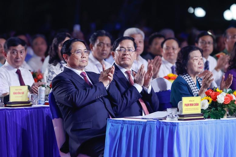 Thủ tướng: Kỷ niệm 50 năm ngày giải phóng Côn Đảo, quyết tâm lập những kỳ tích mới, hào hùng và oanh liệt hơn- Ảnh 1. Thủ tướng: Kỷ niệm 50 năm ngày giải phóng Côn Đảo, quyết tâm lập những kỳ tích mới, hào hùng và oanh liệt hơn- Ảnh 1.