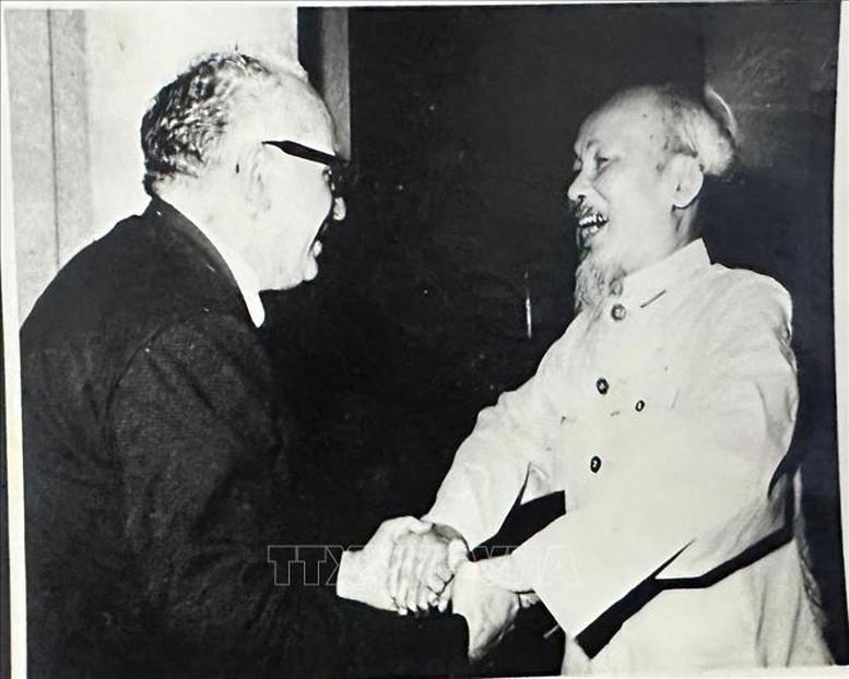 Hình ảnh Chủ tịch Hồ Chí Minh trong trái tim bạn bè quốc tế- Ảnh 1. Hình ảnh Chủ tịch Hồ Chí Minh trong trái tim bạn bè quốc tế- Ảnh 1.