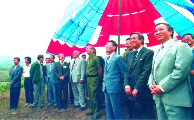 ĐỒNG CHÍ TRẦN ĐỨC LƯƠNG - NHÀ LÃNH ĐẠO CÓ NHIỀU ĐÓNG GÓP QUAN TRỌNG CHO SỰ NGHIỆP ĐỔI MỚI, PHÁT TRIỂN ĐẤT NƯỚC VÀ BẢO VỆ TỔ QUỐC- Ảnh 3.