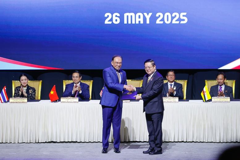 Thủ tướng cùng các nhà lãnh đạo ký Tuyên bố 'ASEAN 2045: Tương lai chung của chúng ta'- Ảnh 4. Thủ tướng cùng các nhà lãnh đạo ký Tuyên bố 'ASEAN 2045: Tương lai chung của chúng ta'- Ảnh 4.