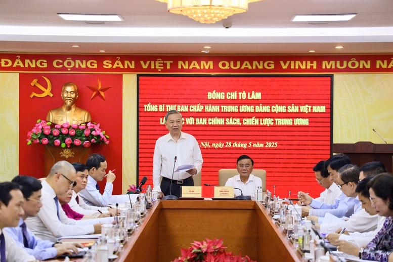 Tổng Bí thư Tô Lâm làm việc với Ban Chính sách, chiến lược Trung ương về cơ chế, chính sách quản lý hiệu quả thị trường vàng- Ảnh 1. Tổng Bí thư Tô Lâm làm việc với Ban Chính sách, chiến lược Trung ương về cơ chế, chính sách quản lý hiệu quả thị trường vàng- Ảnh 1.