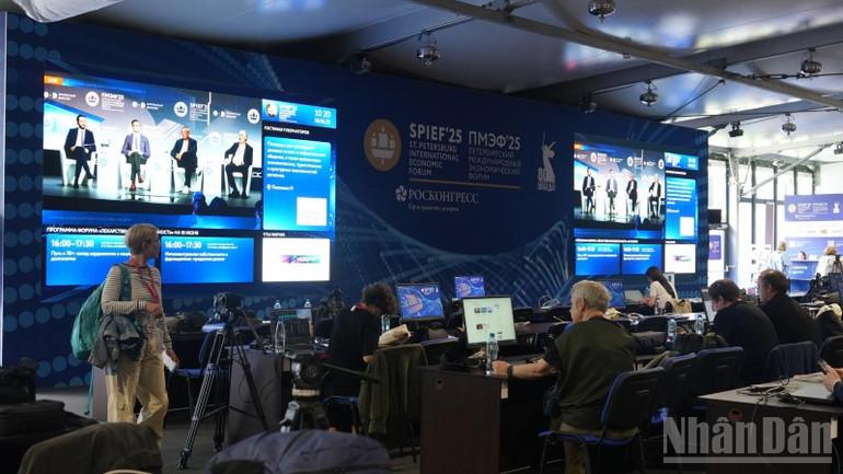 Trung tâm báo chí tại SPIEF 2025. (Ảnh: XUÂN HƯNG) ndo_br_dsc06365.jpg