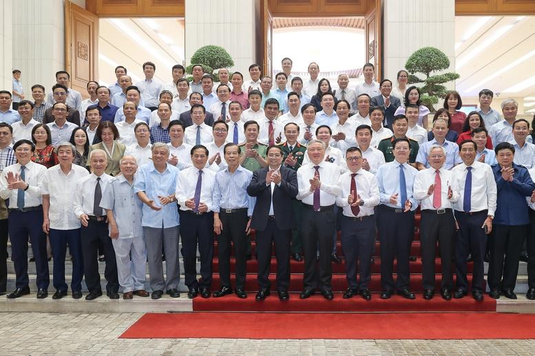 Thủ tướng: Báo chí cách mạng tiếp tục phát huy truyền thống trăm năm với 'tâm sáng - lòng trong - bút sắc'- Ảnh 7. Thủ tướng: Báo chí cách mạng tiếp tục phát huy truyền thống trăm năm với 'tâm sáng - lòng trong - bút sắc'- Ảnh 7.