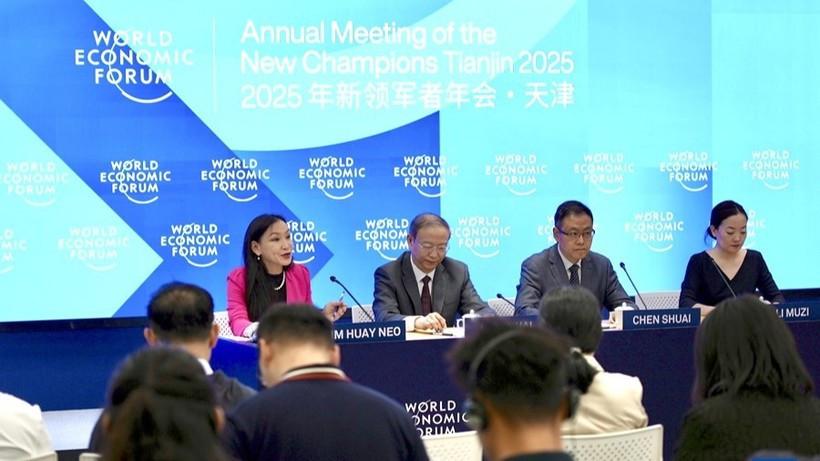 Họp báo về Hội nghị các nhà tiên phong của WEF. (Ảnh: Tân Hoa Xã)