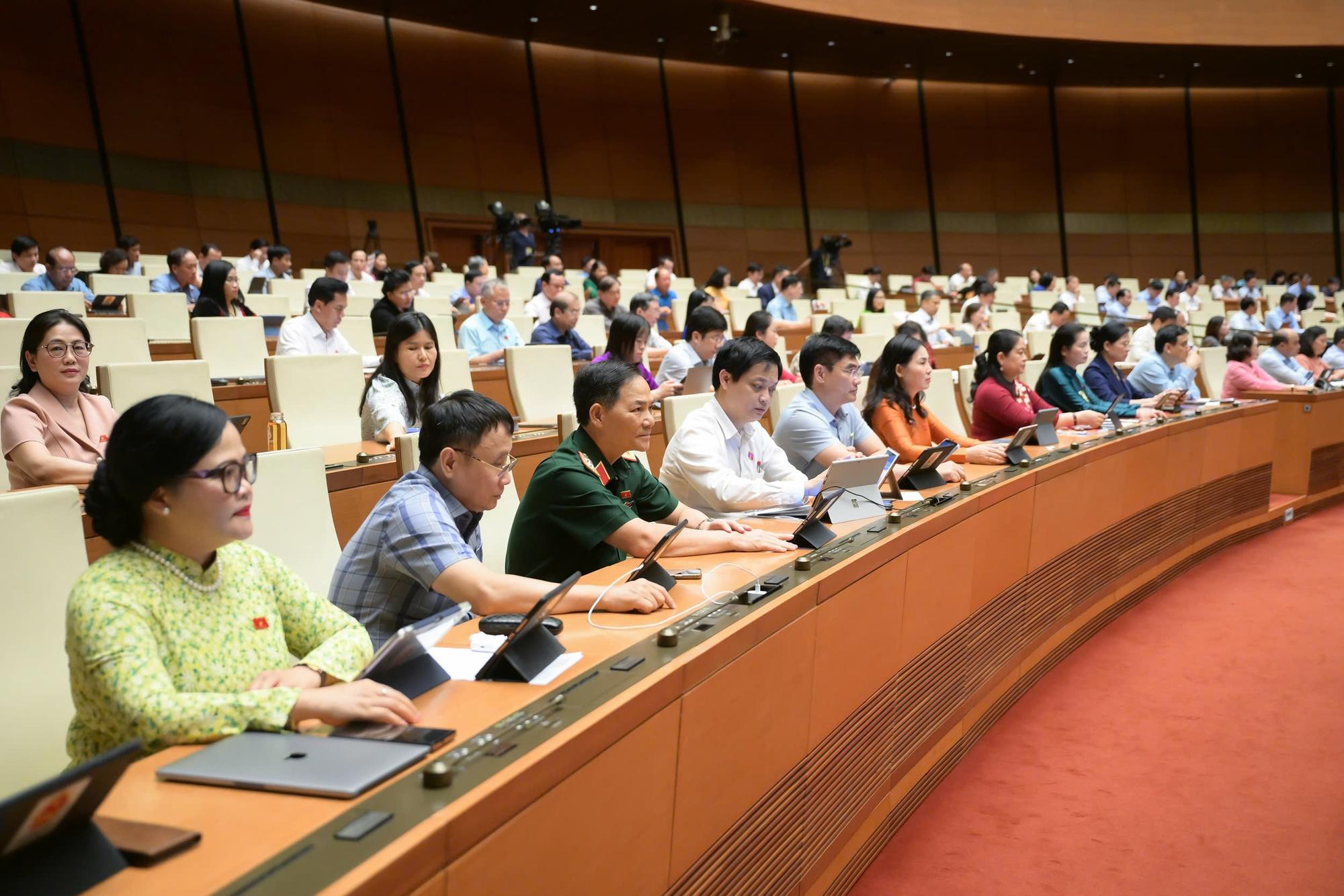 Thông qua Luật sửa đổi, bổ sung một số điều của Luật Bầu cử ĐBQH và đại biểu HĐND- Ảnh 2. Thông qua Luật sửa đổi, bổ sung một số điều của Luật Bầu cử ĐBQH và đại biểu HĐND- Ảnh 2.