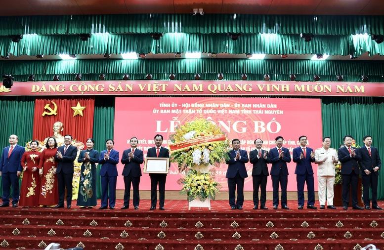 TỔNG THUẬT: Công bố nghị quyết, quyết định sáp nhập đơn vị hành chính, chỉ định nhân sự trên cả nước- Ảnh 23. TỔNG THUẬT: Công bố nghị quyết, quyết định sáp nhập đơn vị hành chính, chỉ định nhân sự trên cả nước- Ảnh 23.