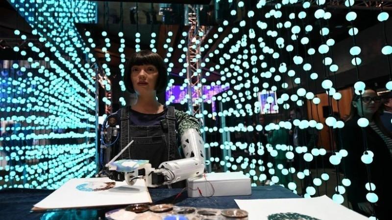 Họa sĩ robot Ai-Da vẽ tranh tại Hội nghị thượng đỉnh toàn cầu Trí tuệ nhân tạo tại Geneva, Thụy Sĩ, ngày 30/5/2024. (Ảnh: THX/TTXVN)