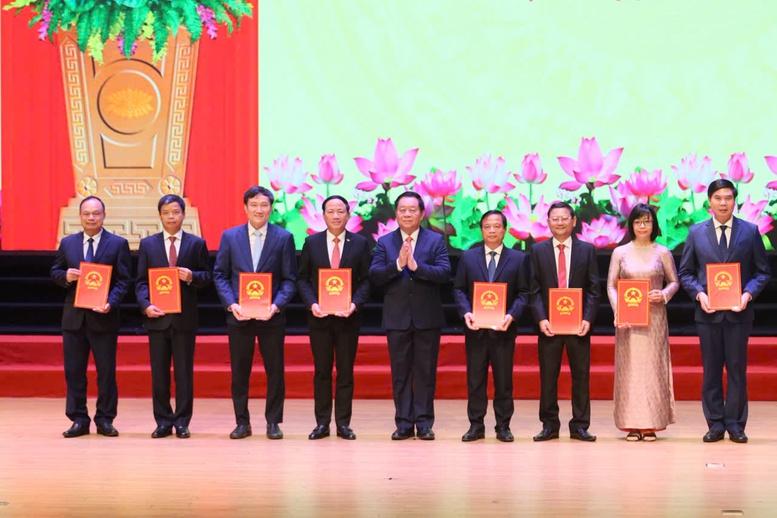 TỔNG THUẬT: Công bố nghị quyết, quyết định sáp nhập đơn vị hành chính, chỉ định nhân sự trên cả nước- Ảnh 30. TỔNG THUẬT: Công bố nghị quyết, quyết định sáp nhập đơn vị hành chính, chỉ định nhân sự trên cả nước- Ảnh 30.