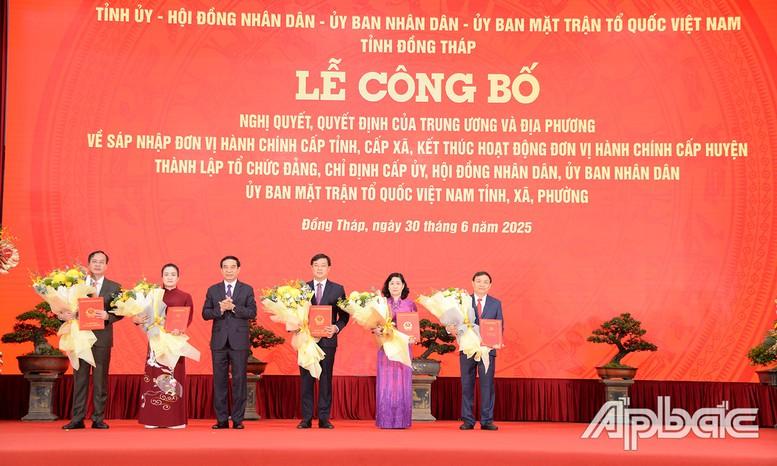TỔNG THUẬT: Công bố nghị quyết, quyết định sáp nhập đơn vị hành chính, chỉ định nhân sự trên cả nước- Ảnh 27. TỔNG THUẬT: Công bố nghị quyết, quyết định sáp nhập đơn vị hành chính, chỉ định nhân sự trên cả nước- Ảnh 27.