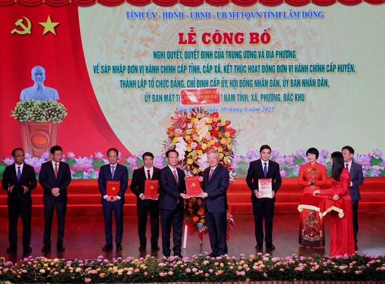TỔNG THUẬT: Công bố nghị quyết, quyết định sáp nhập đơn vị hành chính, chỉ định nhân sự trên cả nước- Ảnh 15. TỔNG THUẬT: Công bố nghị quyết, quyết định sáp nhập đơn vị hành chính, chỉ định nhân sự trên cả nước- Ảnh 15.
