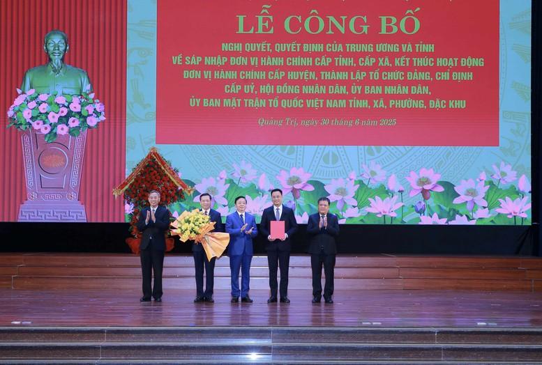 TỔNG THUẬT: Công bố nghị quyết, quyết định sáp nhập đơn vị hành chính, chỉ định nhân sự trên cả nước- Ảnh 17. TỔNG THUẬT: Công bố nghị quyết, quyết định sáp nhập đơn vị hành chính, chỉ định nhân sự trên cả nước- Ảnh 17.