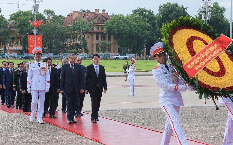 Lãnh đạo Đảng, Nhà nước vào Lăng viếng Chủ tịch Hồ Chí Minh, tưởng niệm các anh hùng liệt sĩ- Ảnh 1. Lãnh đạo Đảng, Nhà nước vào Lăng viếng Chủ tịch Hồ Chí Minh, tưởng niệm các anh hùng liệt sĩ- Ảnh 1.