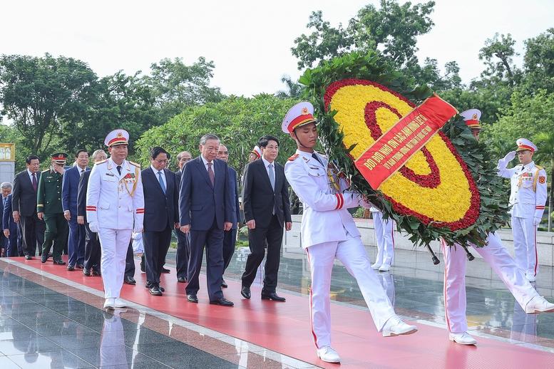 Lãnh đạo Đảng, Nhà nước vào Lăng viếng Chủ tịch Hồ Chí Minh, tưởng niệm các anh hùng liệt sĩ- Ảnh 3. Lãnh đạo Đảng, Nhà nước vào Lăng viếng Chủ tịch Hồ Chí Minh, tưởng niệm các anh hùng liệt sĩ- Ảnh 3.