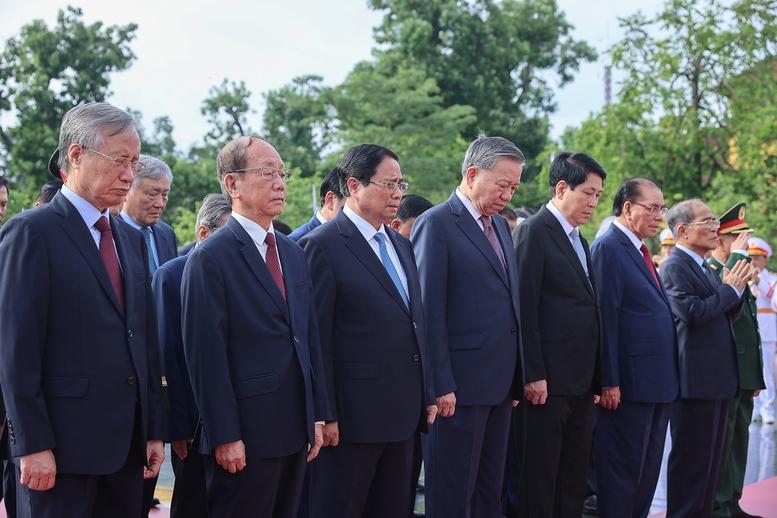 Lãnh đạo Đảng, Nhà nước vào Lăng viếng Chủ tịch Hồ Chí Minh, tưởng niệm các anh hùng liệt sĩ- Ảnh 4. Lãnh đạo Đảng, Nhà nước vào Lăng viếng Chủ tịch Hồ Chí Minh, tưởng niệm các anh hùng liệt sĩ- Ảnh 4.
