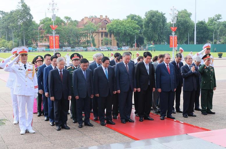 Lãnh đạo Đảng, Nhà nước vào Lăng viếng Chủ tịch Hồ Chí Minh, tưởng niệm các anh hùng liệt sĩ- Ảnh 2. Lãnh đạo Đảng, Nhà nước vào Lăng viếng Chủ tịch Hồ Chí Minh, tưởng niệm các anh hùng liệt sĩ- Ảnh 2.
