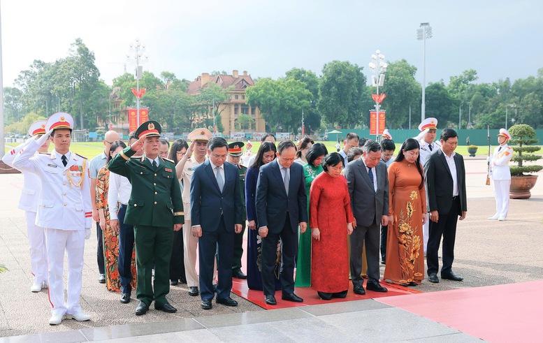 Lãnh đạo Đảng, Nhà nước vào Lăng viếng Chủ tịch Hồ Chí Minh, tưởng niệm các anh hùng liệt sĩ- Ảnh 9.