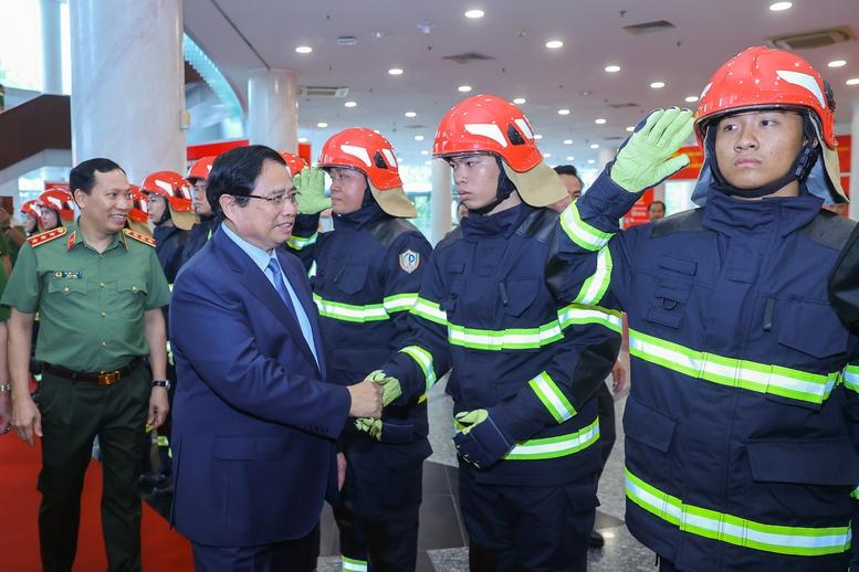 Thủ tướng: Xây dựng văn hóa phòng cháy, chữa cháy, phòng chống thiên tai, nâng cao kỹ năng cứu nạn, cứu hộ trong toàn dân- Ảnh 11.