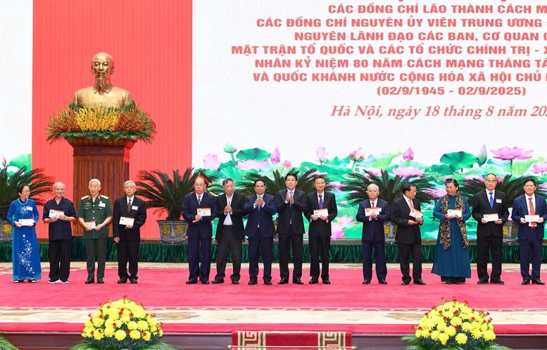 Mong muốn tiếp tục nhận được những ý kiến đóng góp tâm huyết của các đồng chí cán bộ cấp cao qua các thời kỳ- Ảnh 6. Mong muốn tiếp tục nhận được những ý kiến đóng góp tâm huyết của các đồng chí cán bộ cấp cao qua các thời kỳ- Ảnh 6.