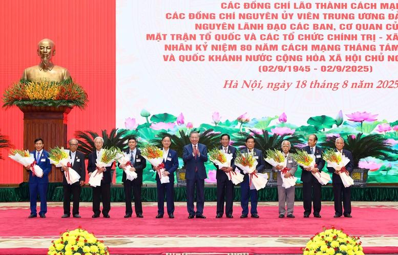 Mong muốn tiếp tục nhận được những ý kiến đóng góp tâm huyết của các đồng chí cán bộ cấp cao qua các thời kỳ- Ảnh 4. Mong muốn tiếp tục nhận được những ý kiến đóng góp tâm huyết của các đồng chí cán bộ cấp cao qua các thời kỳ- Ảnh 4.