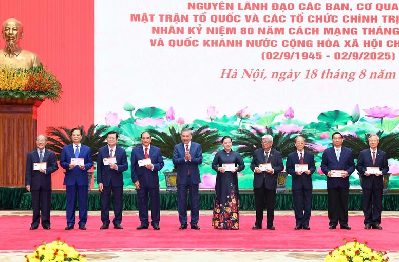 Mong muốn tiếp tục nhận được những ý kiến đóng góp tâm huyết của các đồng chí cán bộ cấp cao qua các thời kỳ- Ảnh 5. Mong muốn tiếp tục nhận được những ý kiến đóng góp tâm huyết của các đồng chí cán bộ cấp cao qua các thời kỳ- Ảnh 5.