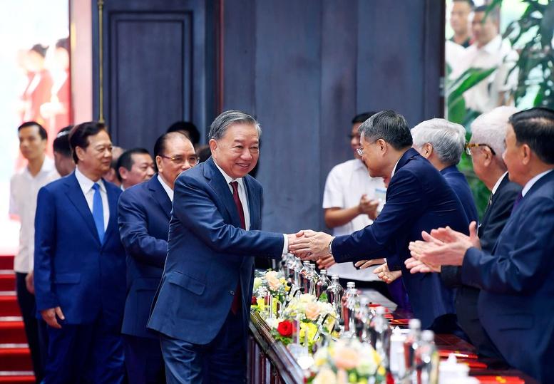 Mong muốn tiếp tục nhận được những ý kiến đóng góp tâm huyết của các đồng chí cán bộ cấp cao qua các thời kỳ- Ảnh 1. Mong muốn tiếp tục nhận được những ý kiến đóng góp tâm huyết của các đồng chí cán bộ cấp cao qua các thời kỳ- Ảnh 1.