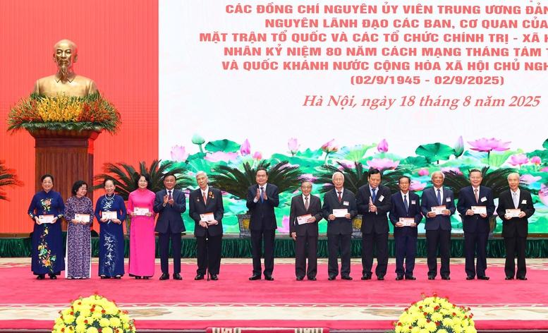Mong muốn tiếp tục nhận được những ý kiến đóng góp tâm huyết của các đồng chí cán bộ cấp cao qua các thời kỳ- Ảnh 7. Mong muốn tiếp tục nhận được những ý kiến đóng góp tâm huyết của các đồng chí cán bộ cấp cao qua các thời kỳ- Ảnh 7.
